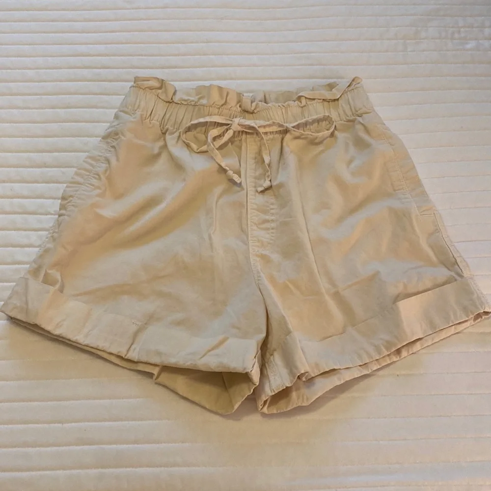 Abercrombie & Fitch Cream High-Waisted Paperbag Shorts - Picture 3 of 9